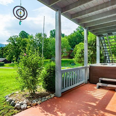 Ole Smoky Bnb - Game Room, Hot Tub, Mtn Views! Піджен-Фордж Екстер'єр фото